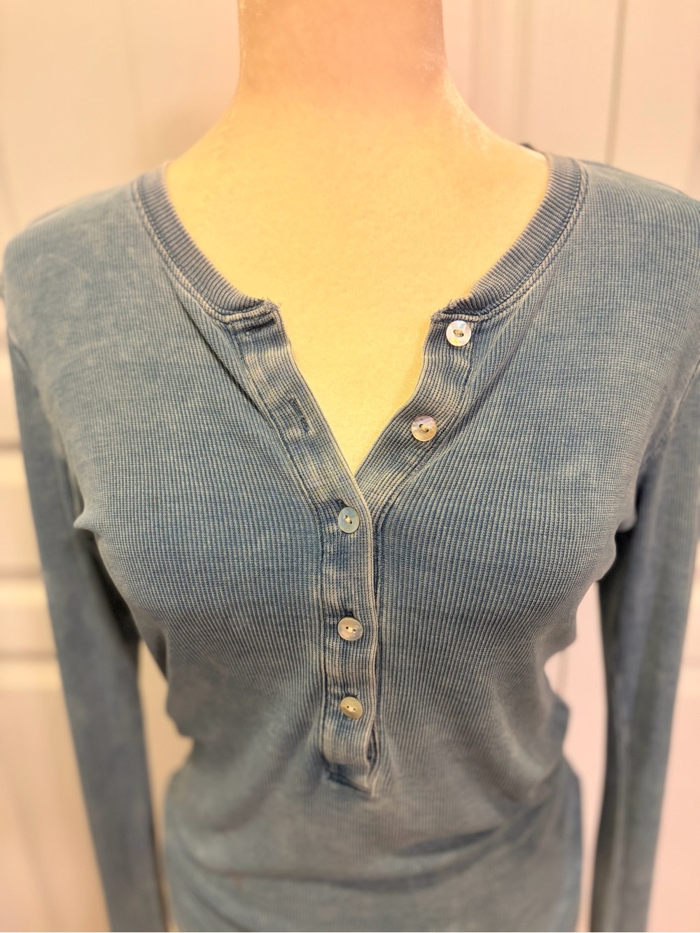 Good American Fluid Denim Henley Top - Picture 2 of 9